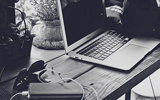 爱游戏体育-特色峡谷峭壁攀岩大赛，勇者的极限突破，攀岩探险