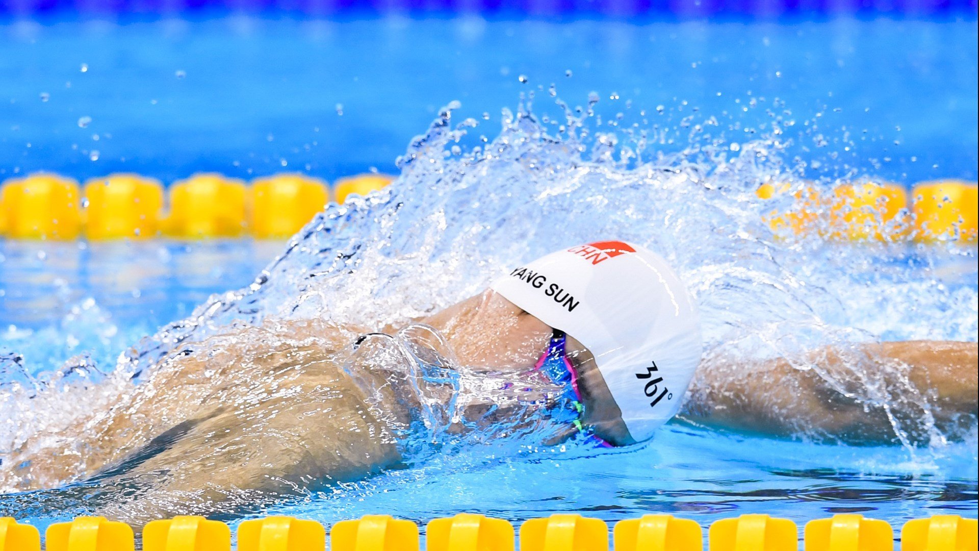 夜间自由潜水表演，光影交错尽显海底魅力，夜间潜水训练事件