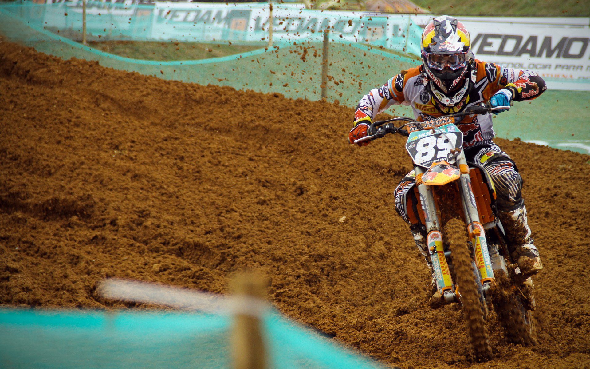 爱游戏体育-巴西骑手安娜·卡塔琳娜在巴黎奥运会障碍赛中获得铜牌，展现坚韧精神。